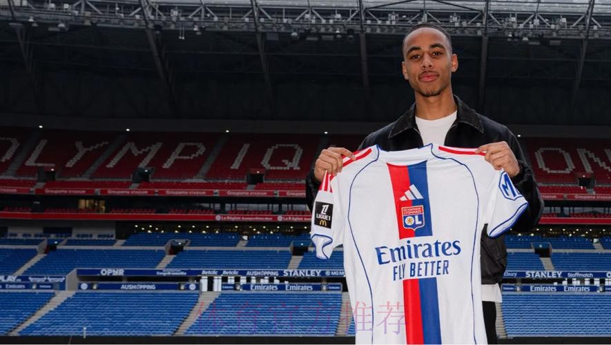 里昂官宣引进丹麦新星诺亚-纳尔泰,签约至2030年 里昂官宣引进丹麦新星诺亚-纳尔泰,签约至2030年